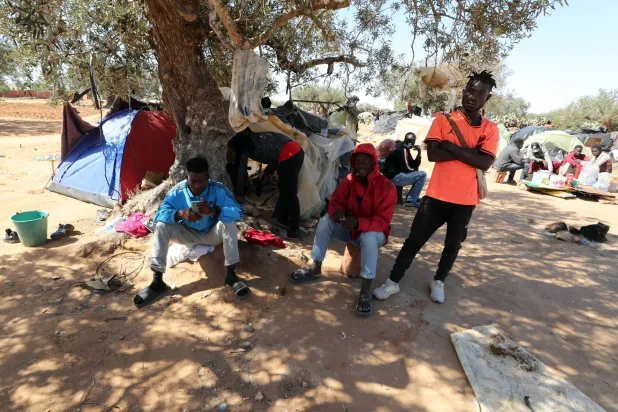 الشباب لا يعتقدون أن حكوماتهم تبذل ما يكفي للتعامل مع الفساد (إ.ب.أ)