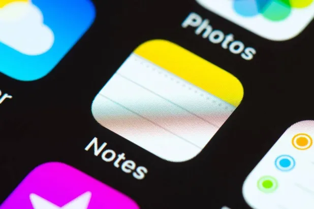 علماء النفس يوصون بتسجيل قوائم على تطبيق الملاحظات لتسجيل اللحظات المبهجة والأهداف والتفاصيل الصغيرة (رويترز)