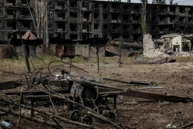 مبان سكنية متضررة بشدة جراء هجوم روسي في بلدة تشاسيف يار على الخط الأمامي في منطقة دونيتسك بأوكرانيا... 2 سبتمبر 2024 (رويترز)