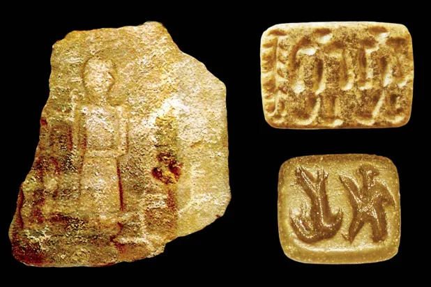 ختمان من موقع رأس الجنز وحجر من موقع آدم