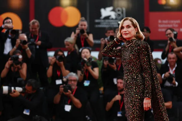 ترأس النجمة الفرنسية المخضرمة لجنة تحكيم مهرجان فينيسيا السينمائي في دورته الـ81 (رويترز)