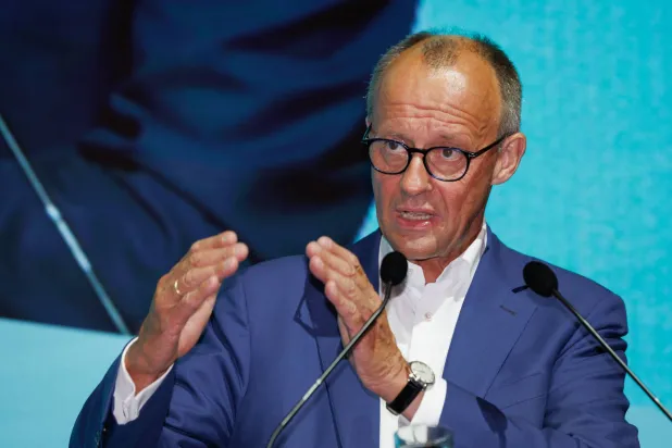 رئيس حزب الاتحاد الديمقراطي المسيحي فريدريش ميرتس يتحدث خلال اجتماع ترشيح الحزب في أوسنابروك ودائرة ميتيلمس في ألاندو بالهاوس (د.ب.أ)