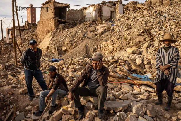 عشرات الأسر تضررت منازلها وأصبحت تبيت في الشارع بسبب الزلزال المدمر (أ.ف.ب)