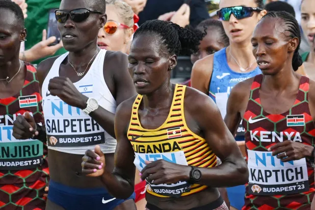 ريبيكا تشيبتيغي (وسط) خلال إحدى المسابقات الماراثونية (أ.ف.ب)