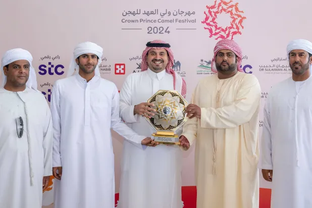 الأمير فهد بن جلوي لدى تتويج الفائزين في أشواط المرحلة النهائية (الشرق الأوسط)