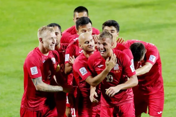 فرحة لاعبو منتخب قرغيزستان في إحدى المواجهات (الشرق الأوسط)