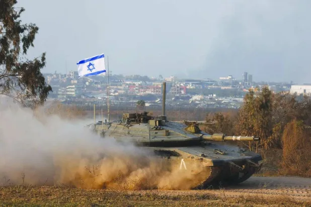 دبابة إسرائيلية قرب غزة (رويترز)