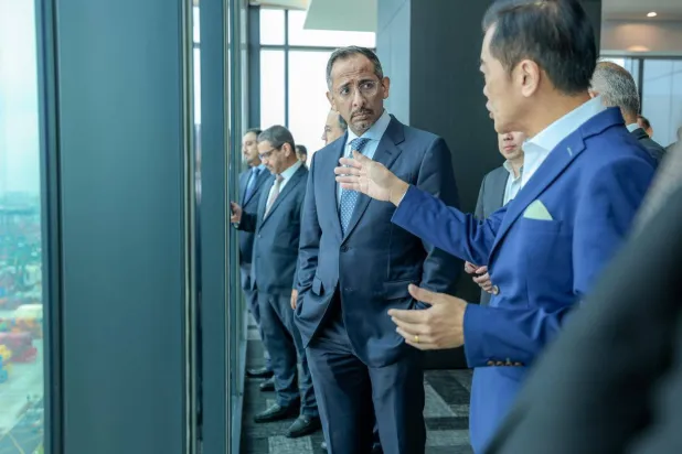 جانب من زيارة الخريف لأكبر ميناء مؤتمت في العالم (الشرق الأوسط)