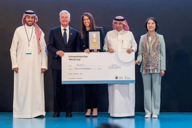 وزير التجارة يتوج الفائزين في نهائيات «كأس العالم لريادة الأعمال» في «بيبان 23»... (الشرق الأوسط)