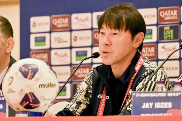 الكوري الجنوبي شين تاي يونغ المدير الفني لمنتخب إندونيسيا (واس)