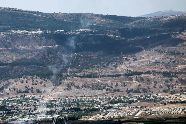 صواريخ أطلقت من جنوب لبنان اعترضتها منظومة الدفاع الجوي الإسرائيلية (القبة الحديدية) فوق منطقة الجليل الأعلى في شمال إسرائيل (أ.ف.ب)