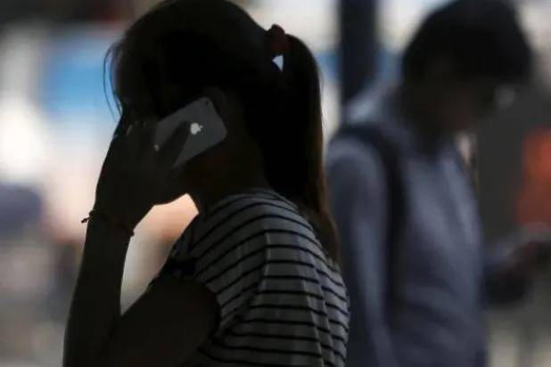 سيدة تتحدث عبر الهاتف الجوال (رويترز)