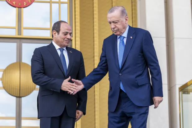 الرئيس التركي رجب طيب إردوغان يستقبل نظيره المصري عبد الفتاح السيسي في أنقرة (أ.ب)