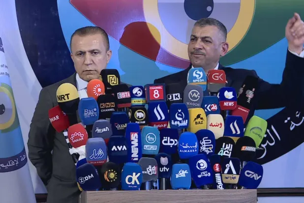 رئيس «هيئة النزاهة» القاضي حيدر حنون (يمين) خلال مؤتمر صحافي في أربيل