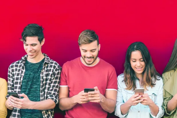 «الجيل زد»... الهاتف الجوال والألعاب الإلكترونية جزء أساسي من الروتين اليومي