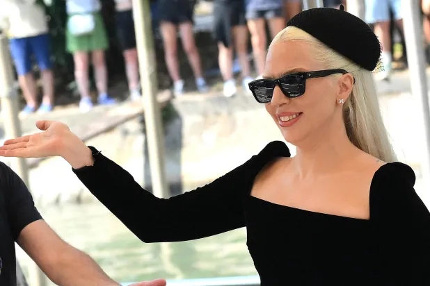 ليدي غاغا لدى وصولها إلى الليدو (إ.ب.أ)