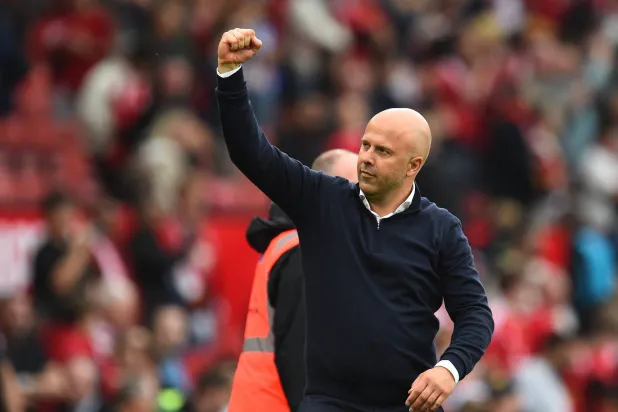 سلوت مدرب ليفربول الجديد نجح في الفوز بأول 3 مباريات بالدوري الانجليزي ويأمل مواصلة التقدم (ا ب ا)