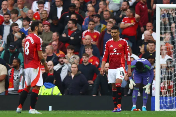 هل يتحمل كاسيميرو (يمين) وحدة سبب خسارة يونايتد أمام ليفربول؟ (رويترز)