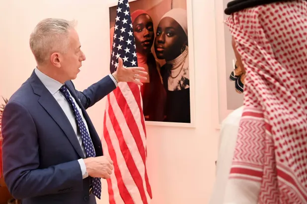 جدران منزل السفير مزيّنة بلوحات مذهلة لفنانين أميركيين وسعوديين (تصوير: بشير صالح)