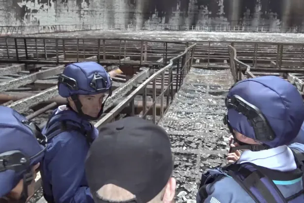 المدير العام للوكالة الدولية للطاقة الذرية رافائيل غروسي (يسار) يزور محطة زابوريجيا (إ.ب.أ)