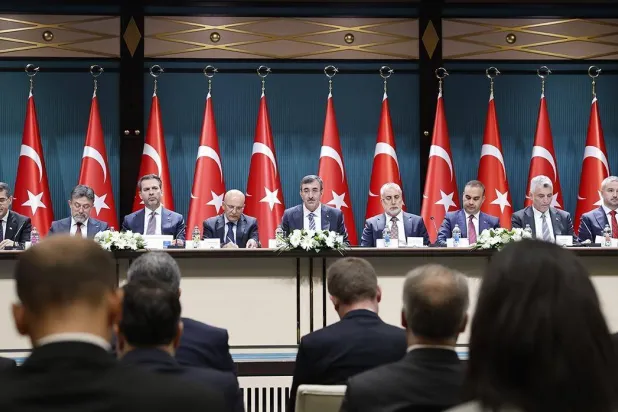 نائب الرئيس التركي جودت يلماظ ووزراء المجموعة الاقتصادية خلال عرض البرنامج الاقتصادي الجديد (من البث المباشر بحساب يلماظ على إكس)