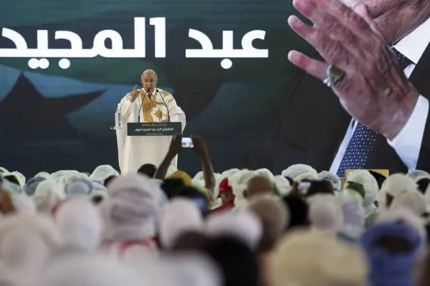 الرئيس عبد المجيد تبون مخاطباً مؤيديه في حملته الانتخابية (أ.ب)