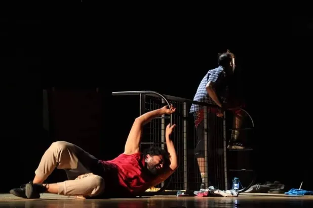 السرير أبرز ملامح الديكور بالعمل (القاهرة التجريبي)