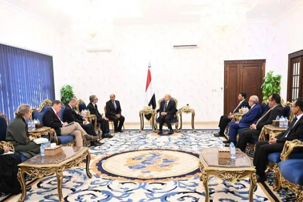 عدد من سفراء الاتحاد الأوروبي خلال لقائهم رئيس مجلس القيادة اليمني رشاد العليمي في زيارة سابقة لعدن (سبأ)