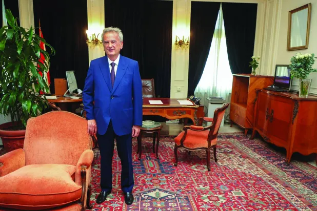 رياض سلامة قبيل مغادرته مكتبه في «مصرف لبنان» يوم 31 يوليو 2023 بعد 30 عاماً من توليه المنصب (رويترز)