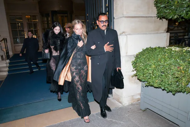 حيدر أكيرمان مع العارضة كايت موس (غيتي)