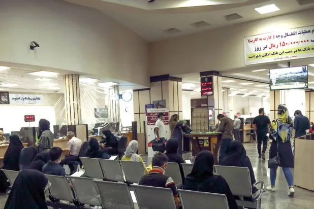 إيرانيون في فرع بنك بطهران (إرنا)