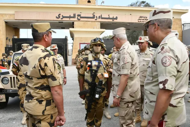 رئيس أركان الجيش المصري يتفقد منظومة التأمين لخط الحدود الشمالية الشرقية ومعبر رفح البري (المتحدث العسكري)