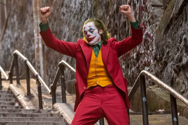 واكين فينكس في «جوكر: جنون ثنائي» (وورنر)