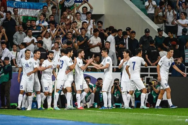 فرحة لاعبي أوزبكستان بهدفهم الوحيد في مرمى كوريا الشمالية (الشرق الأوسط)