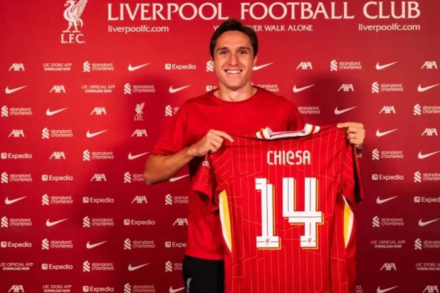 كييزا لدى تقديمه لجماهير ليفربول حيث يأمل إطلاق مسيرته من جديد بالدوري الإنجليزي (موقع ليفربول)