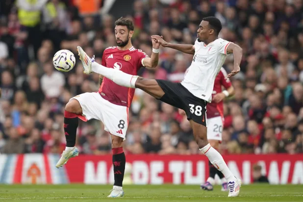 غرافينبيرتش يحاول منع فيرنانديز من الوصول للكرة في مواجهة ليفربول ويونايتد الأخيرة (أ.ب)