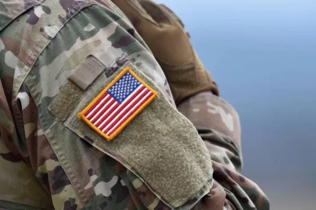 عَلم الولايات المتحدة على زي جندي أميركي (أ.ف.ب)