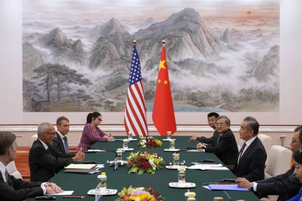 المبعوث الأميركي للمناخ جون بوديستا خلال اجتماع ثنائي مع وزير الخارجية الصيني وانغ يي في قاعة الشعب الكبرى في بكين 6 سبتمبر 2024 (إ.ب.أ)