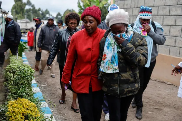  Kenya'da Nyeri ilinde bulunan Hillside Endarasha yatılı İlkokulu’nda  çıkan yangında 17 öğrencinin hayatını kaybetmesine veliler tepki gösterdi (AFP)