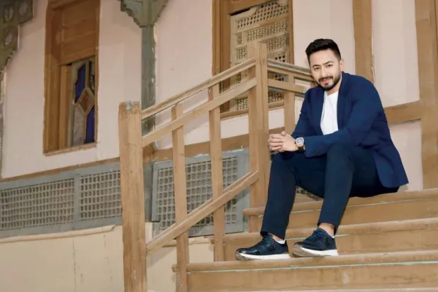 يؤكد حمادة إنه يحرص على تقديم أغاني الإيقاع السريع جنباً إلى جنب مع الأغنية الهادئة ({الشرق الأوسط})