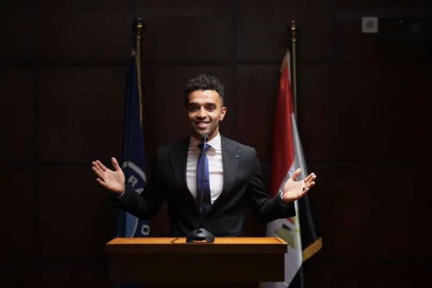 يوسف أوباما لدى إعلانه لاعباً جديداً في بيراميدز (نادي بيراميدز)