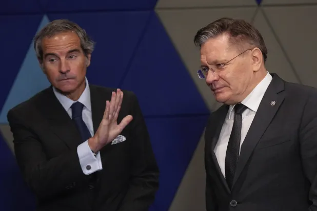 المدير العام للوكالة الدولية للطاقة الذرية رافائيل ماريانو غروسي يصافح المدير العام لشركة روساتوم الحكومية للطاقة الذرية أليكسي ليخاتشوف (أ.ب)