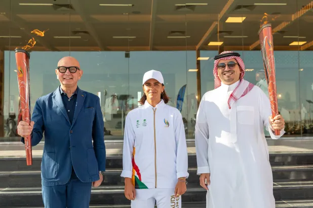 الأمير فهد بن جلوي وإيفو فيرياني تتوسطهما اللاعبة السعودية شريفة السديري (الشرق الأوسط)