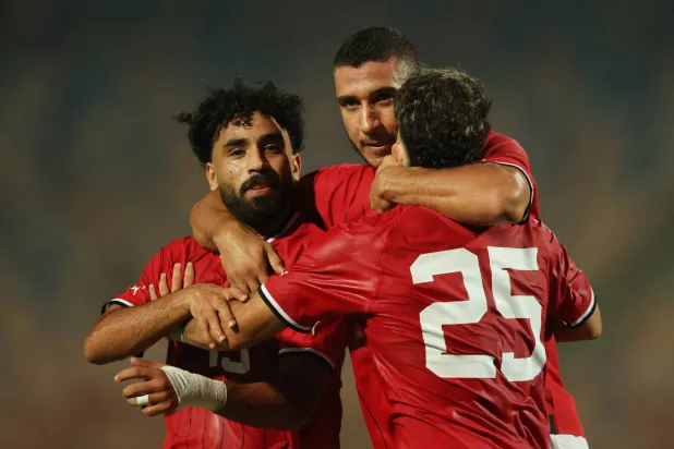 رامي ربيعة لاعب مصر يحتفل بتسجيل هدفه الأول مع مروان عطية وزيزو (رويترز)