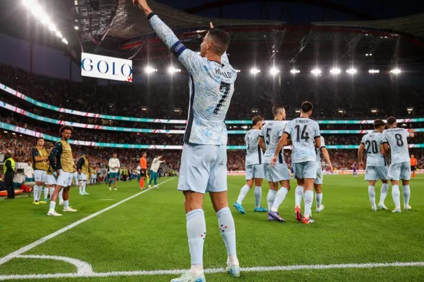 رونالدو يحتفل بالهدف الـ900 في مسيرته (إ.ب.أ)