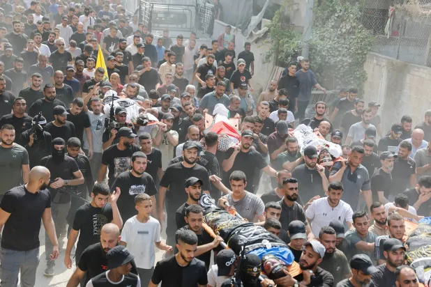 فلسطینی ها دیروز (جمعه) در مراسم تشییع جنازه 8 فلسطینی کشته شده در اردوگاه جنین در کرانه باختری (رویترز)