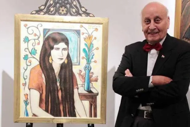 حلمي التوني بجانب إحدى لوحاته (حسابه بـ«فيسبوك»)