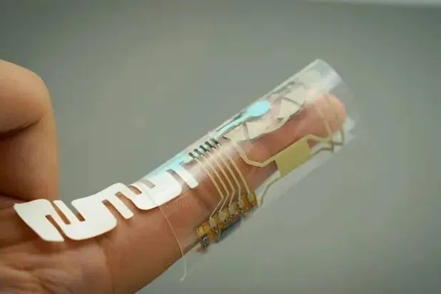 قد تجعل التكنولوجيا الجديدة من جامعة كاليفورنيا في سان دييغو -الظاهرة في الصورة- من السهل إلى حد بعيد مراقبة العلامات الصحية الحيوية للمرضى (شيشاو دينغ)