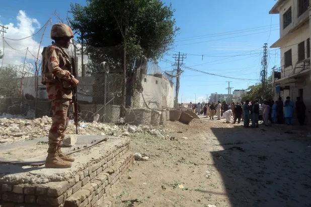 جندي باكستاني يقف بالقرب من موقع  حدوث انفجار (إ.ب.أ)