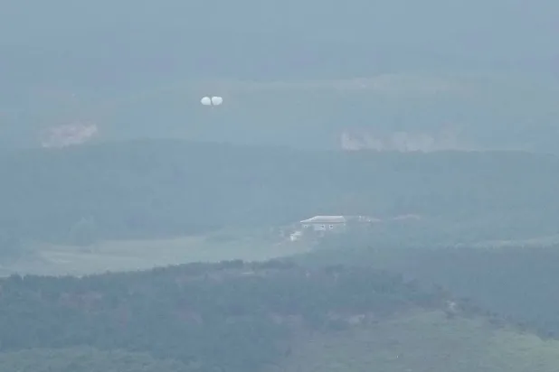 بالونان يظهران من نقطة مراقبة في كوريا الجنوبية بالقرب من الحدود مع كوريا الشمالية (أ.ب)